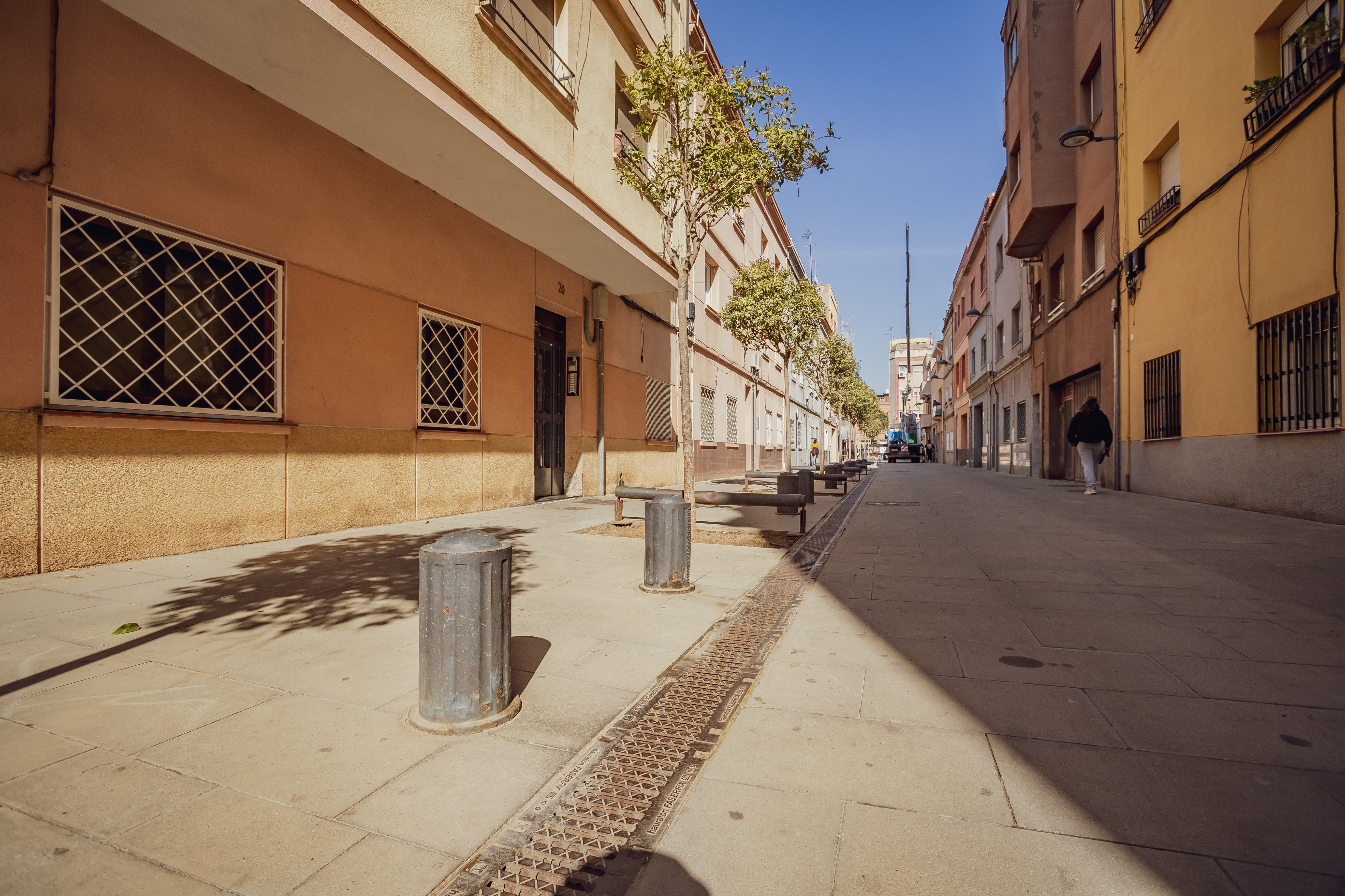 31. Canviar els pilons de ferro per testos al carrer del Maresme  
