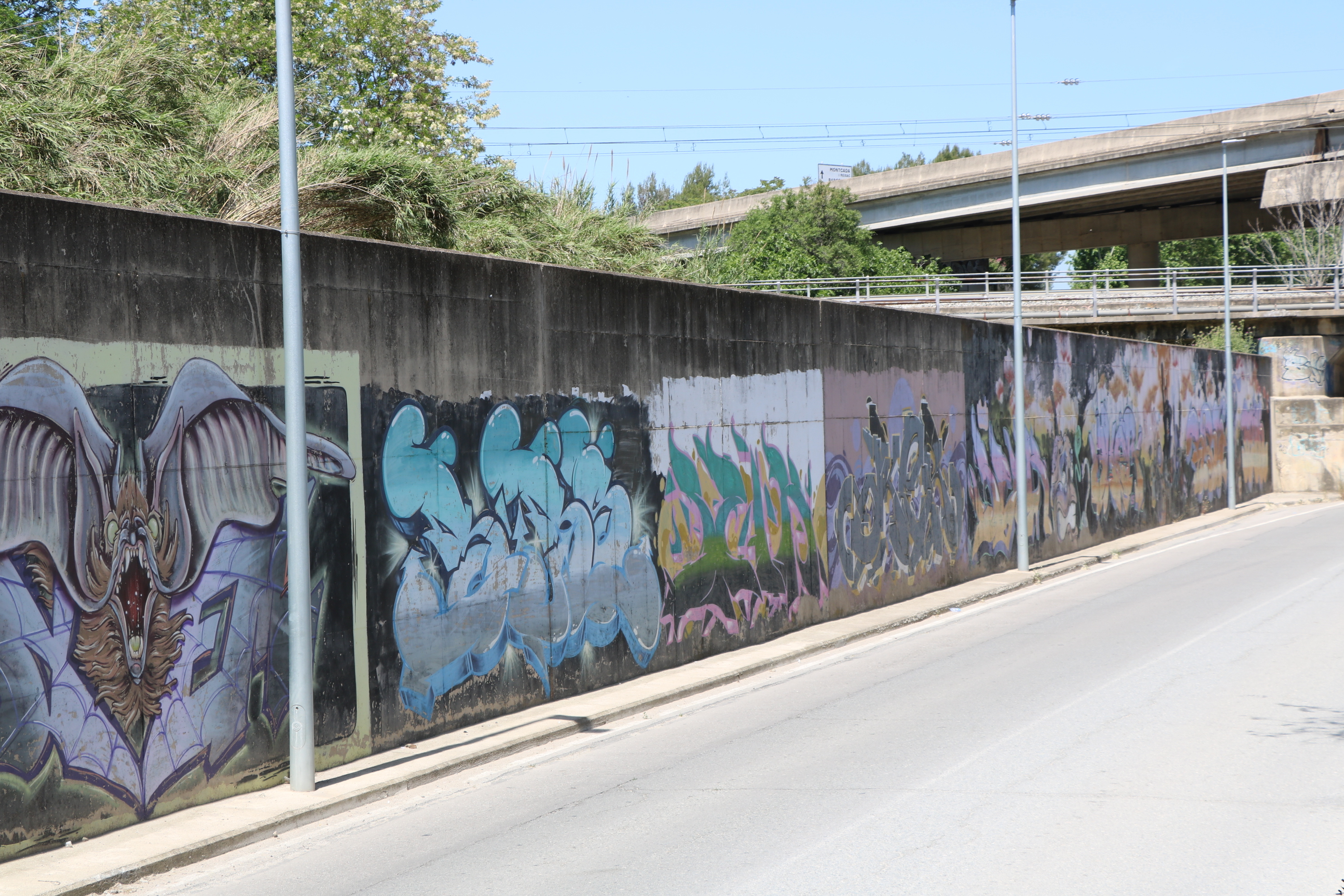 Pintar el mur del passeig de Can Donadéu (riera Seca)