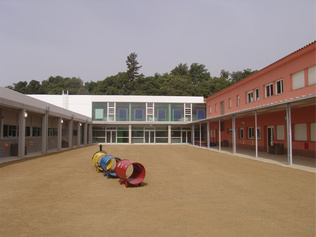 Creació d'un espai d'ombra al pati d'Educació Infantil de l'Escola Torre Roja
